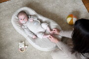 Hniezdo na spanie pre bábätká Cocoonababy® 10° Natural Linen Red Castle s napínacou plachtou béžové od 0-3 mes