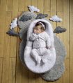 Hniezdo na spanie Cocoonababy® pre bábätká Dreamy Cloud Red Castle 0-4 mesiacov s doplnkami s obláčikmi