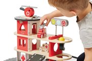 Drevená požiarna stanica Fire Station Bolid Janod 4 vozidlá a 2 figúrky od 24 mes J04639