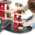 Drevená požiarna stanica Fire Station Bolid Janod 4 vozidlá a 2 figúrky od 24 mes J04639