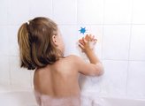 Kreslenie vo vani Coloring in the Bath Janod 6 umývateľných pasteliek so špongiou J04725