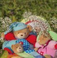 Plyšový medvedík bábkové divadlo Colors-Doudou Puppet Bear Cherry Kaloo 20 cm v darčekovom balení pre najmenších