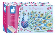 Midi kreatívna sada trblietavé obrázky Vtáčik Strass Beautiful Bird Atelier Janod so štrasovými korálkami na vytvorenie 3 obrazov od 7 rokov J07810
