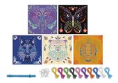 Maxi kreatívna sada Tvoríme so šnúrkami Zvieratká String Art Animal Pictures Atelier Janod 5 kariet a 800 klinčekov od 10 rokov J07912