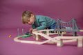 Drevená vláčikodráha so stanicou Train Set with Bridge Eichhorn s rušňom 2 vozňami mostom a doplnkami 54 dielov 450 cm dĺžka koľajníc