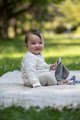 Drevená hrkálka s držadlom Bio 100% Natur Baby Pure Grasping Toy with Doudou Eichhorn s handričkou na maznanie a zrkadlom od 3 mes