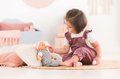 Bábika Bébé Calin Good Night Set Corolle s modrými klipkajúcimi očami a spacím vakom s fľašou a cumlíkom 30 cm od 18 mes