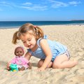 Bábika na kúpanie Baby Bath Alyzée Mon Premiere Poupon Corolle s čiernymi klipkajúcimi očami a žabou 30 cm od 18 mes