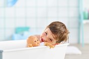 Bábika na kúpanie Baby Bath Coralie Mon Premiere Poupon Corolle s hnedými klipkajúcimi očami a kačičkou 30 cm od 18 mes