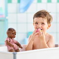 Bábika do vody Baby Bath Alyzée Mon Premiere Poupon Corolle s klobúčikom s hnedými klipkajúcimi očami a kačičkou 30 cm od 18 mes