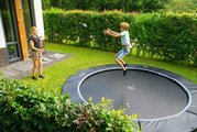 Trampolína s dopadovou zónou Dynamic Groundlevel Exit Toys do zeme 366 cm priemer čierna