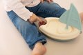 Didaktický košík s plachetnicou a skladacou vežou Awakenings and Bath Set Little Smoby s 8 kockami a 6 šálkami pre jemnú motoriku od 12 mes