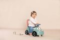 Odrážadlo a chodítko s klaksónom Auto Ride On Little Smoby ergonomicky tvarované s úložným priestorom pod sedadlom od 10 mes