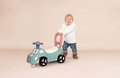 Odrážadlo a chodítko s klaksónom Auto Ride On Little Smoby ergonomicky tvarované s úložným priestorom pod sedadlom od 10 mes