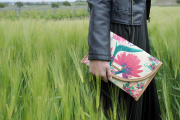 Listová kabelka cez rameno zo syntetickej rafie Kbas kvetinová