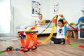 Flexibilná autodráha FleXtreme Discovery Set Smoby 184 dielov dráhy a 440 cm dlhá s elektronickým svietiacim autom od 4 rokov