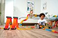 Flexibilná autodráha FleXtrem Discovery Set Smoby 184 dielov dráhy a 440 cm dlhá s elektronickým svietiacim autom od 4 rokov