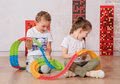 Flexibilná autodráha FleXtreme Discovery Set Smoby 184 dielov dráhy a 440 cm dlhá s elektronickým svietiacim autom od 4 rokov