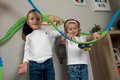 Flexibilná autodráha s oblúkom Flextreme Superloop Circuit Smoby vertikálno-horizontálne s autom 145 dielov od 4 rokov