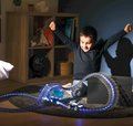 Flexibilná autodráha Flextreme Neon Set Smoby svietiaca v tme v rôznych farbách 2,6 m dlhá 112 dielov s elektronickým autom od 4 rokov