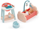 Opatrovateľská súprava s 30 cm bábikou Nursery Écoiffier jedálenská stolička s postieľkou a nočníkom 8 doplnkov od 18 mes