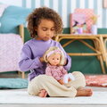 Bábika Candice Ma Corolle krátke blond vlasy a hnedé žmurkajúce oči v ružových vzorovaných šatách 36 cm
