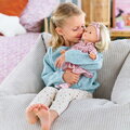 Bábika Candice Ma Corolle krátke blond vlasy a hnedé žmurkajúce oči v ružových vzorovaných šatách 36 cm
