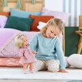 Bábika Candice Ma Corolle krátke blond vlasy a hnedé žmurkajúce oči v ružových vzorovaných šatách 36 cm