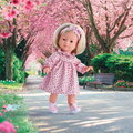 Bábika Candice Ma Corolle krátke blond vlasy a hnedé žmurkajúce oči v ružových vzorovaných šatách 36 cm