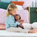 Bábika India Ma Corolle dlhé hnedé vlasy a hnedé žmurkajúce oči vo vzorovaných šatách 36 cm