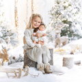 Bábika Elise Enchanted Woods Ma Corolle dlhé hnedé vlasy a modré žmurkajúce oči v zimnom outfite 36 cm