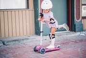 Kolobežka a odrážadlo T1 smarTrike 3v1 s T-lock systémom, nastaviteľným sedadlom a rúčkou šedo-ružová od 15 mes