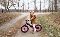 Bicykel a odrážadlo 2v1 Xtend Bike Pink smarTrike rozšíriteľný rám z magnézia s výškovo nastaviteľným sedadlom a riadidlami s prednou brzdou od 3 do 7