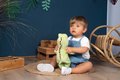 Bábika v kostýme Dinosaurus Minikiss Croc Smoby modrý so zvukom ‚cmuk’ s mäkkým telíčkom od 12 mes