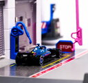Garaj cu uși care se deschid Motorsport Alpine Pit Stop Majorette cu modelul unei mașinuțe Formula 1:64, de la 5 ani
