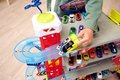 Garáž 6 poschodová s motorizovaným výťahom Super Chase Center Majorette so zvukom a svetlom elektronický vláčik a 4 autíčka od 5 rokov