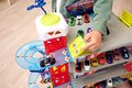Garáž 6 poschodová s motorizovaným výťahom Super Chase Center Majorette so zvukom a svetlom elektronický vláčik a 4 autíčka od 5 rokov