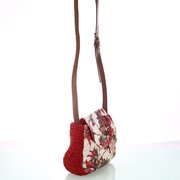 Dámska kabelka zo syntetickej rafie Kbas s kvetinovým vzorom červená 215802R
