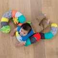 Vankúšik pre hru na brušku Húsenica Prop-A-Pillar Tummy Time & Seated Support Infantino s opierkou a odnímateľnými hračkami s hryzátkom od 0 mes