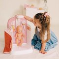 Kúpeľňa s funkčnou sprchou pre bábiky Shower Soft Baby Nurse Smoby s osuškou odnímateľnou sprchovou hlavicou a náučna brožúrka