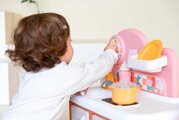 Kuchynka pre bábiku Baby Nurse Kitchen Smoby s varnou doskou a rúrou so 6 doplnkami od 18 mes