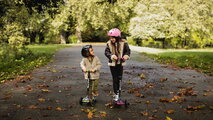 Kolobežka trojkolesová s rozšíriteľnou doskou Xtend Pink Scooter smarTrike skladacia s výškovo nastaviteľnými riadidlami a LED kolesami od 3 do 12 rok