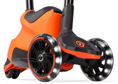 Odrážadlo a kolobežka 2v1 trojkolesová s LED kolesami Xtend Scooter Ride-on Orange smarTrike s vodiacou tyčou s nastaviteľnou výškou a úložným priesto
