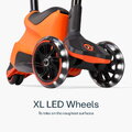 Odrážadlo a kolobežka 2v1 trojkolesová s LED kolesami Xtend Scooter Ride-on Orange smarTrike s vodiacou tyčou s nastaviteľnou výškou a úložným priesto