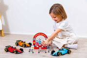 Stavebnica Preteky Formula 1 Grand Prix Abrick Écoiffier s 3 autíčkami a 4 figúrkami od 18 mes