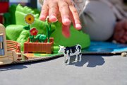 Garáž farma so stajňou 2 poschodová Farmyard Majorette s 8 figúrkami zvieratiek a 2 traktory od 5 rokov MJ3009000