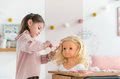 Kadernícka česacia hlava Hairdressing Head Corolle s krásne jemnými voňavými vláskami a 20 doplnkami od 3 rokov