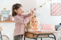 Kadernícka česacia hlava Hairdressing Head Corolle s krásne jemnými voňavými vláskami a 20 doplnkami od 3 rokov