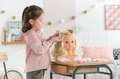 Kadernícka česacia hlava Hairdressing Head Corolle s krásne jemnými voňavými vláskami a 20 doplnkami od 3 rokov