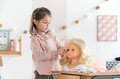 Kadernícka česacia hlava Hairdressing Head Corolle s krásne jemnými voňavými vláskami a 20 doplnkami od 3 rokov
